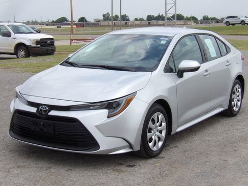 Used 2025 Toyota Corolla LE FWD image 2