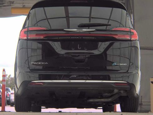 Used 2025 Chrysler Pacifica Select FWD image 4
