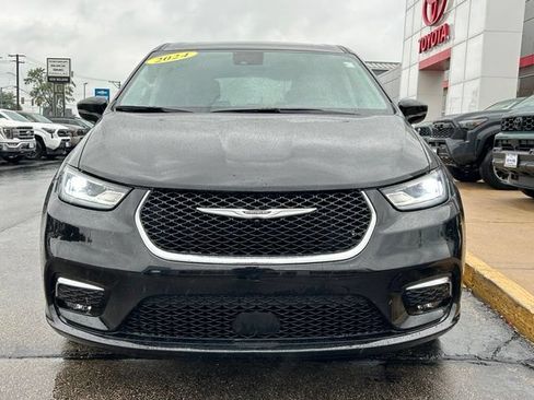 Used 2024 Chrysler Pacifica Limited w/ Uconnect Theater Family Group AWD/4WD image 2