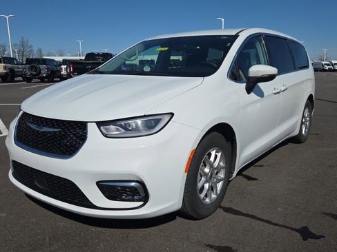 Used 2023 Chrysler Pacifica Touring-L FWD image 2