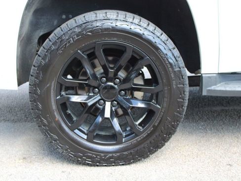 Used 2018 Chevrolet Suburban LT RWD image 36
