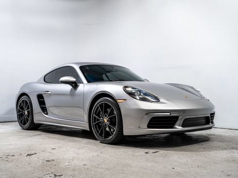 Used 2024 Porsche 718 Cayman RWD image 9