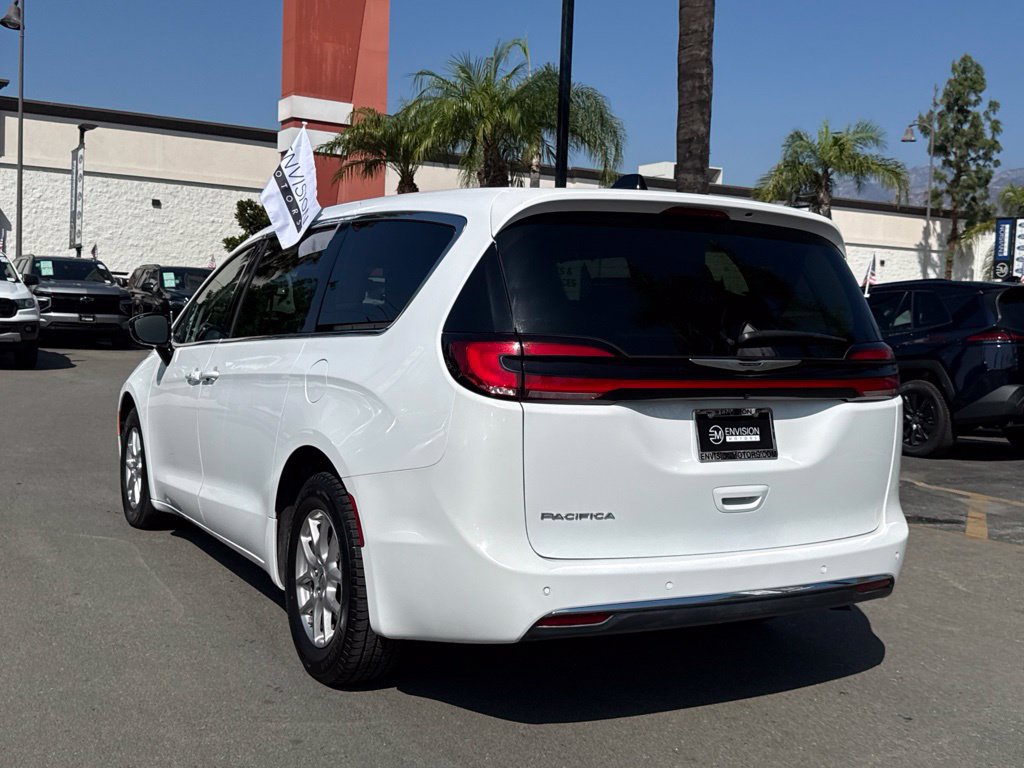 Used 2024 Chrysler Pacifica Touring-L FWD image 10