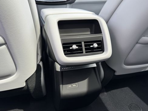 Used 2024 Cadillac Lyriq Luxury AWD/4WD image 32