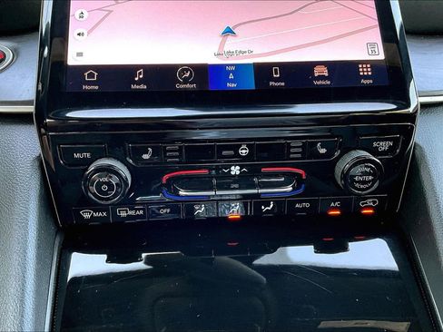 Used 2024 Jeep Grand Cherokee Limited image 24