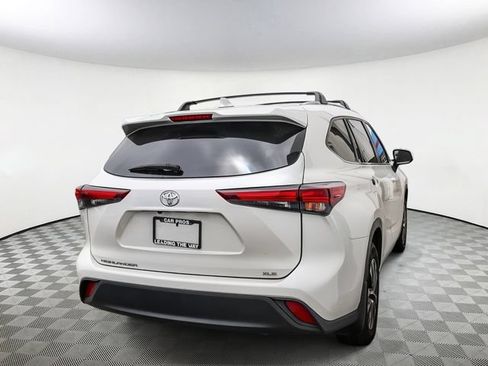 Used 2024 Toyota Highlander XLE FWD image 8