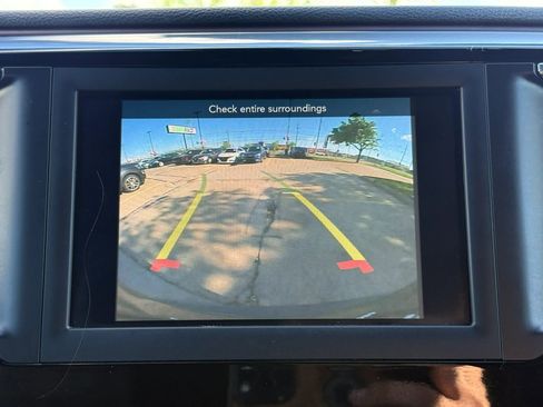 Used 2020 Chrysler Pacifica Touring-L FWD image 42