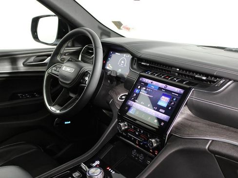 Used 2022 Jeep Grand Cherokee Overland w/ Luxury Tech Group IV image 11