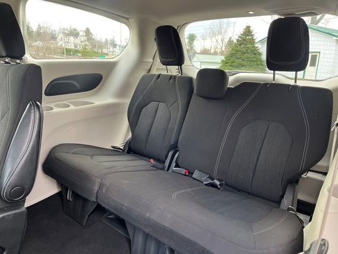 Used 2023 Chrysler Voyager LX image 33