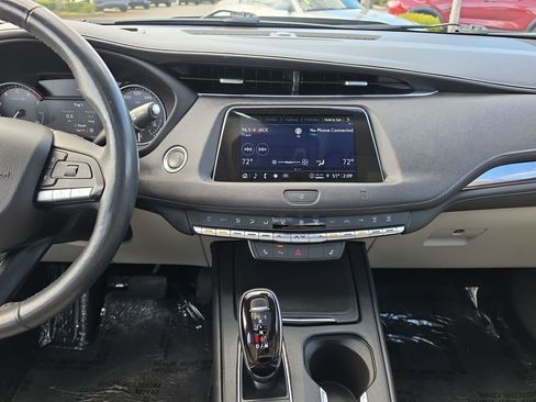 Certified 2021 Cadillac XT4 Luxury w/ Cold Weather Package image 14