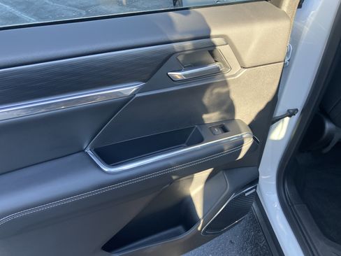 Used 2025 GMC Acadia Elevation image 15