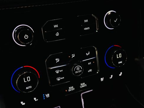 Used 2024 Chevrolet Tahoe Premier AWD/4WD image 19