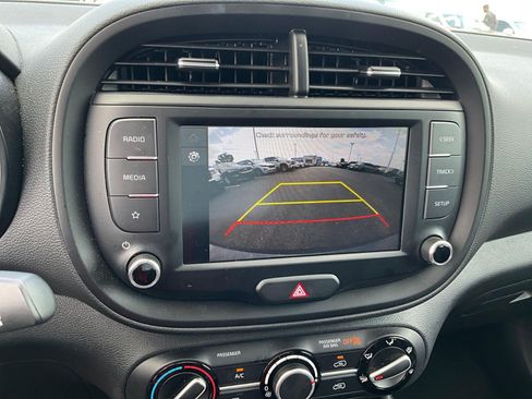 Used 2025 Kia Soul LX w/ LX Technology Package FWD image 14