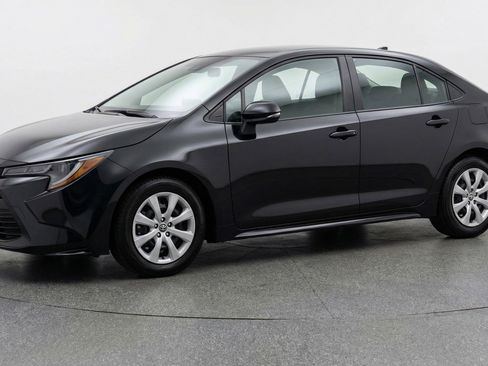 Used 2025 Toyota Corolla LE image 3