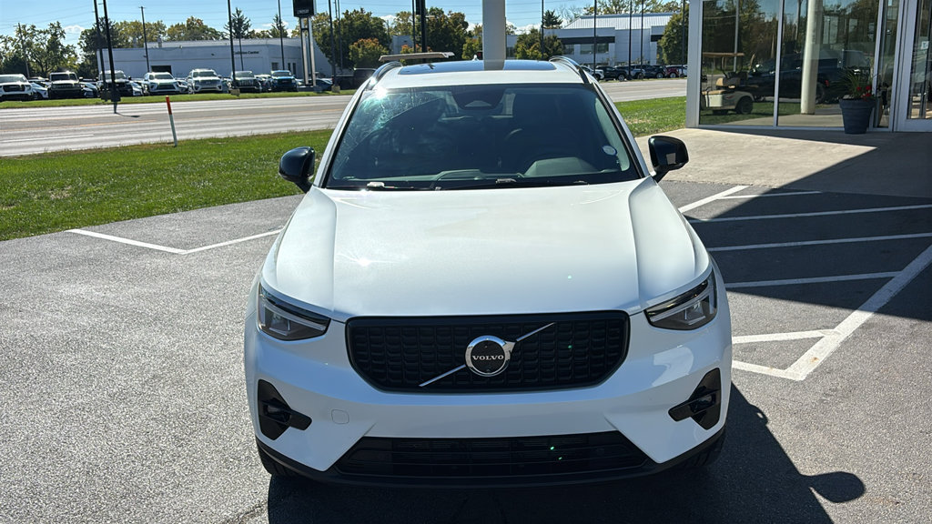 Certified 2024 Volvo XC40 B5 Plus w/ Climate Package AWD/4WD image 5