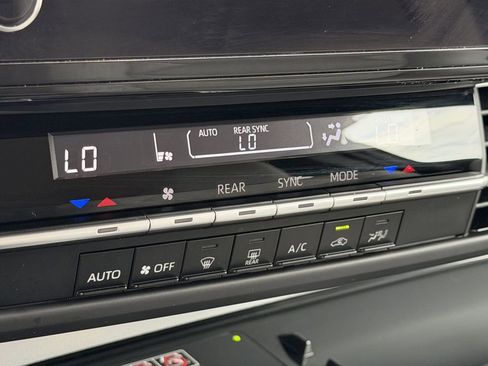 Used 2025 Toyota Sienna LE FWD image 20