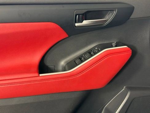 Used 2023 Toyota Highlander XSE image 12