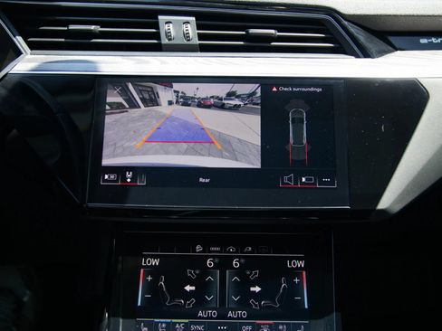 Used 2021 Audi e-tron Premium Plus w/ Premium Plus Package AWD/4WD image 29