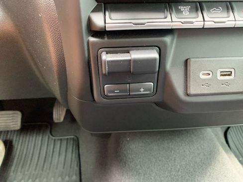 Used 2022 Chevrolet Silverado 2500 Custom w/ Custom Value Package AWD/4WD image 27