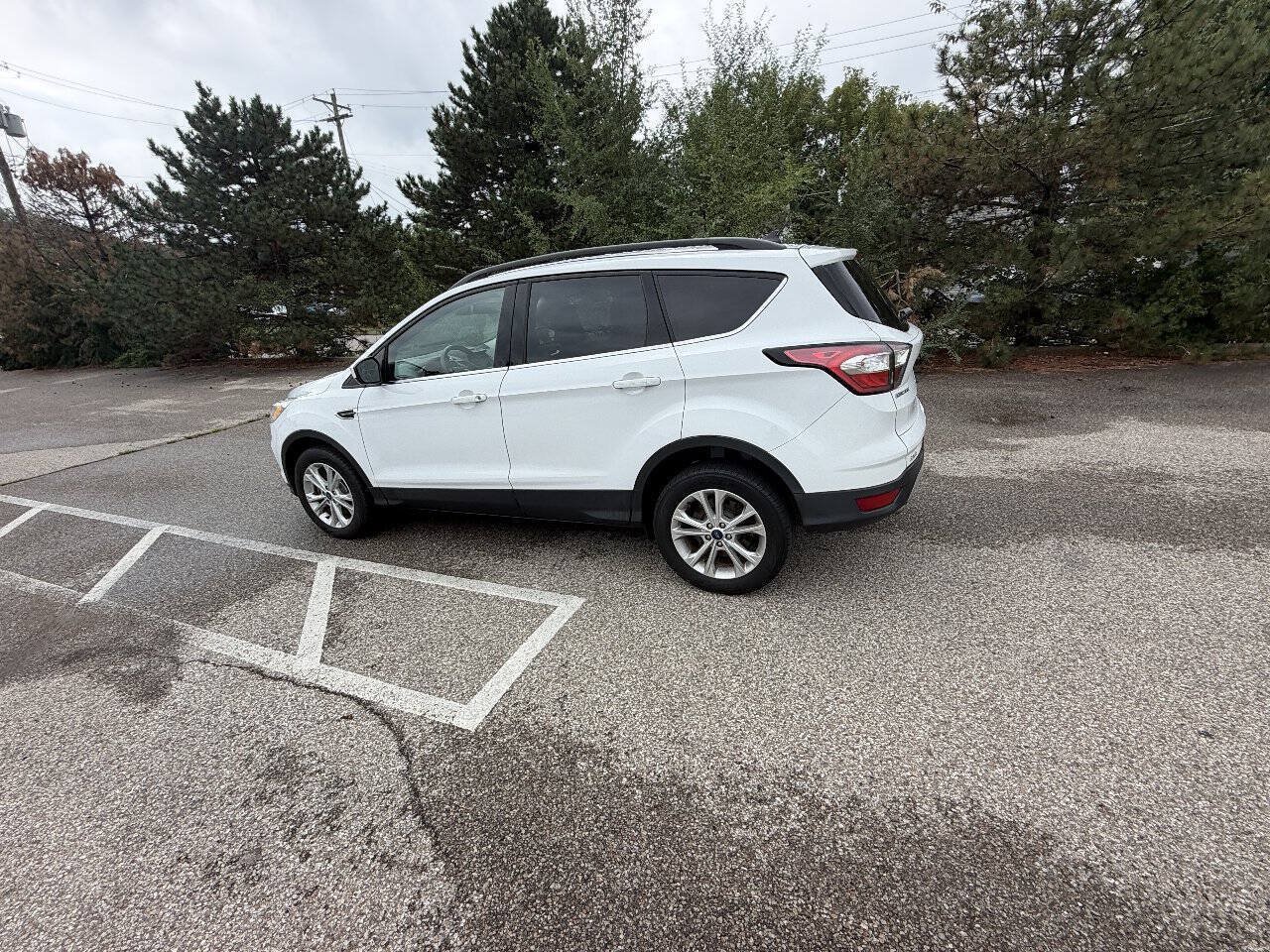 Used 2018 Ford Escape SE w/ Ford Safe & Smart Package AWD/4WD image 2