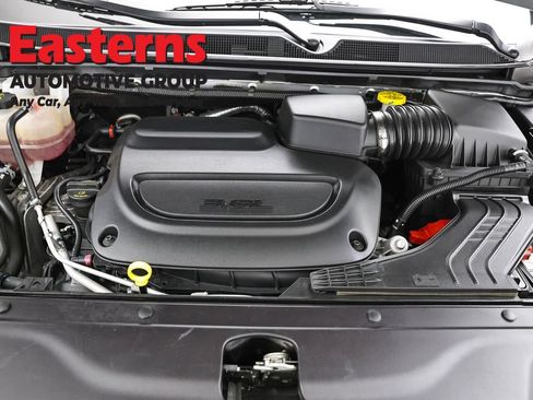 Used 2024 Chrysler Pacifica Touring-L FWD image 7