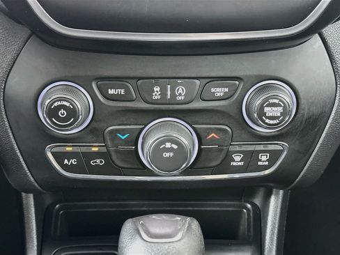 Used 2019 Jeep Cherokee Latitude w/ Popular Appearance Group FWD image 23