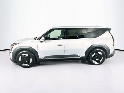 Used 2024 Kia EV9 Light Long Range RWD image 4