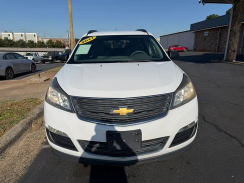 Used 2017 Chevrolet Traverse LS FWD image 2