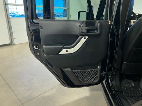 Used 2015 Jeep Wrangler Unlimited Sahara AWD/4WD image 26