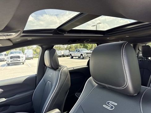 New 2027 Chrysler Pacifica Limited FWD image 24