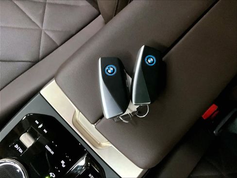 Used 2023 BMW iX xDrive50 image 12