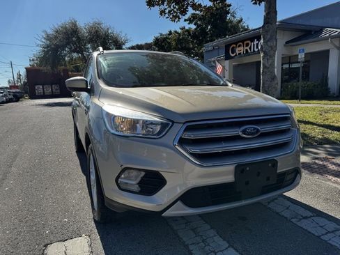 Used 2018 Ford Escape SE w/ Ford Safe & Smart Package image 2