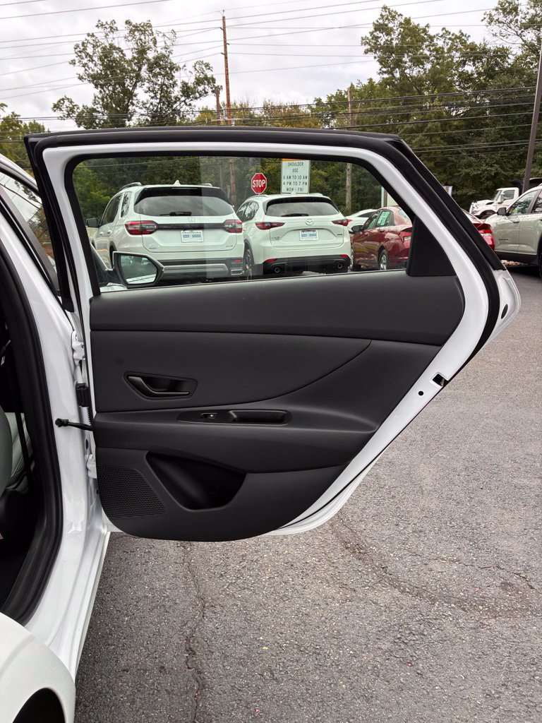 Certified 2025 Hyundai Elantra Limited FWD image 22