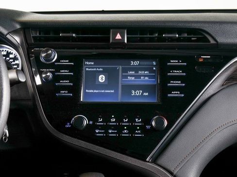 Used 2018 Toyota Camry LE FWD image 13