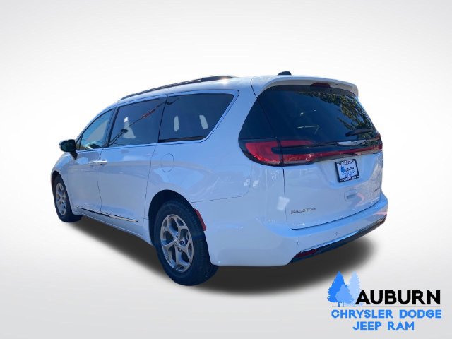Used 2023 Chrysler Pacifica Limited FWD image 3