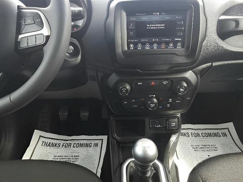 Used 2018 Jeep Renegade Latitude FWD image 15