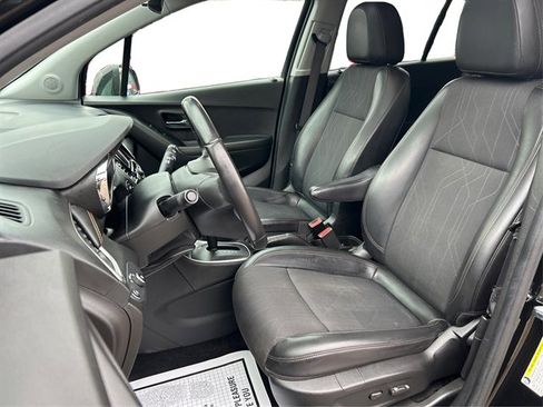 Used 2020 Chevrolet Trax LT w/ Sun & Sound Package image 43