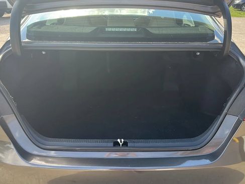 Used 2018 Toyota Camry LE FWD image 15
