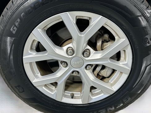 Used 2023 Jeep Grand Cherokee Limited w/ Luxury Tech Group II image 32