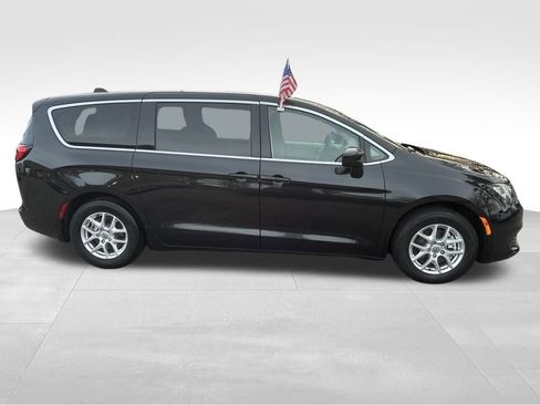 Used 2023 Chrysler Voyager LX image 25