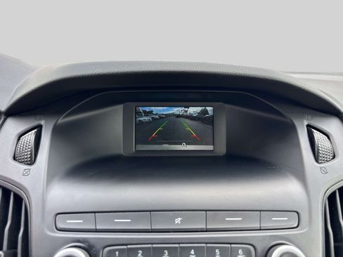 Used 2018 Ford Focus SE w/ SE Appearance Package FWD image 20