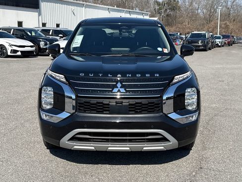 Used 2023 Mitsubishi Outlander SE image 2