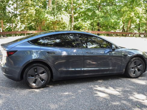 Used 2022 Tesla Model 3 Standard Range image 9