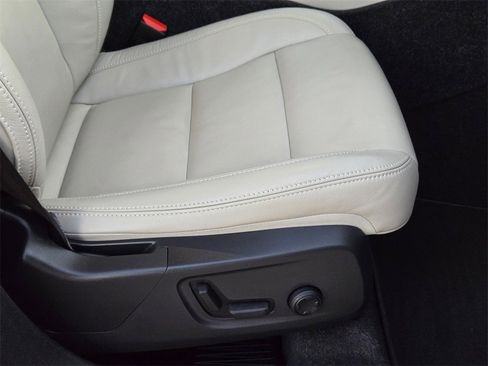 Used 2022 Volvo XC40 T5 Momentum w/ Premium Package image 27