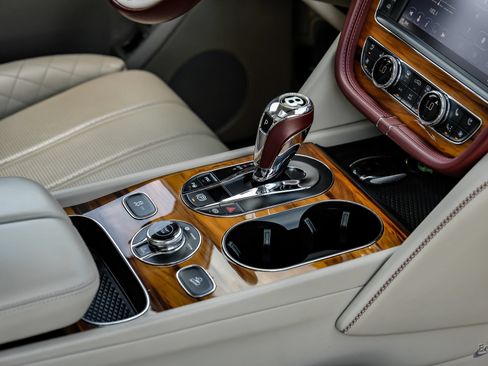 Used 2020 Bentley Bentayga Plug-In Hybrid AWD/4WD image 49