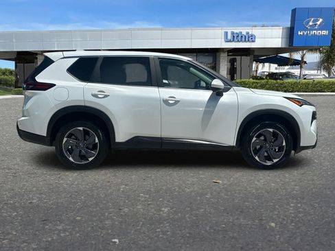 Used 2024 Nissan Rogue SV FWD image 9
