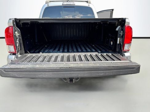 Used 2017 Toyota Tacoma TRD Off-Road w/ Premium & Technology Package AWD/4WD image 26