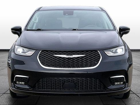 Used 2024 Chrysler Pacifica Touring-L FWD image 3