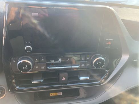 Used 2024 Toyota Highlander XLE FWD image 11
