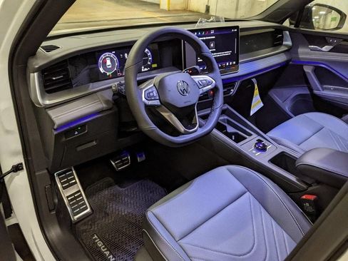 New 2026 Volkswagen Tiguan SE R-Line AWD/4WD image 8